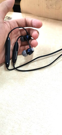 做工质感：看起来有点普通，但是许多的细节上都有亮点
音质音效：音质很不错，但注意不要太大声，会有杂音
舒适度：有一定的降噪效果，不会因佩戴时间过长而产生不适感