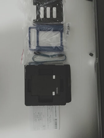 硬盘发的是老版的，开始有些疑惑和新版不一致，以为发错了呢，后来仔细看是随机发的。多拍一套工具少发一根数据线，跟客服联系很快给补了一根。服务态度较好。