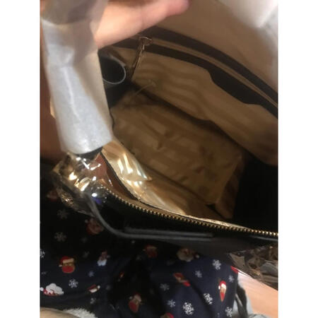 包包收到了，物流很快，款式很漂亮，非常喜欢，颜色也很喜欢，很耐脏，又很好搭配衣服，非常满意，做工也很精致，非常值得推荐！