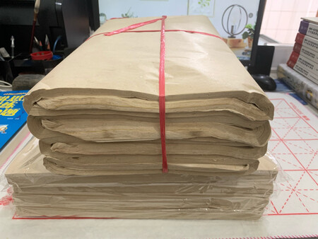 半生宣，质感非常好，尺寸裁剪得也很适合初学者，赠品一个塑料的笔架也很贴心，赞?