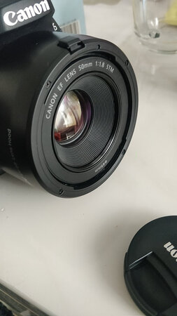 个人感觉这东西还挺值的。就一块玻璃而已至于几十上百吗？
其他品牌宣传，有几成几成玻璃材质，什么透光什么测光。
你说我要这么多功能干什么用，说不定还会去什么反作用。
我就要一块耐磨，无色透明就行了，什么场景都能用。
说白了这个东西，就是起到保护镜头的作用。