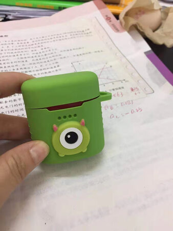 耳塞太惊艳了，手感非常好，红色的很漂亮哦，然后还给它买了个套子，盒子充电，盒子不能碰水，但是耳塞是可以的，所以说运动的时候出汗是没有问题的，非常方便，但是有时候就是怕跑着跑着掉了，跟手机连接非常快，然后音质也很好，可以离开十米左右的范围吧？