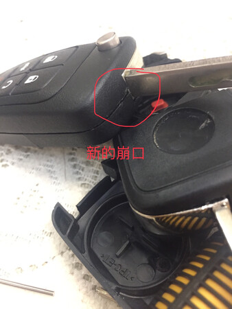 外观很好，手感材质跟原配一样，超赞的是用小螺丝固定结合！！！单靠咬合的原配，拆分时非常费劲，一般都没有这么扁的一字螺丝刀，而且必然一定会使咬合边胶体变形、崩边，可店家这个靠螺丝收紧就轻松多了，不过扁螺丝刀翘的时候，由于是较软的胶，也避免不了小崩口（见图）。安装可费劲费心思啊！建议店家拍个安装视频，尤其时装转角和弹簧，两头有小小的扣勾，这个细节非一般工科男能顿悟，而且转一圈上盖，非心灵手巧不可，稍不留意弹簧就跳离位，建议螺丝可以更长一点，上几圈螺丝固定一下，然后转带弹簧力的上盖会轻松很多。