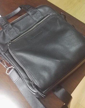 一直比较喜欢竖版的公文包，东调西拣的最后找到这个，外观不错，大小也挺好。就是不太能保住形态，不过也刚好，还实用。