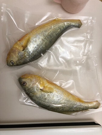 真空机不错，价格比较便宜，用起来也非常方便，开始不太会用，还没封好，后来发现是有卡扣可以自己夹住的，省了不少事。不过连续封过4.5个后，再封就会出现封口因为过热熔断的现象，暂时倒不会影响封口，可能这种家用的就这情况吧，以后用的时候就的多注意了。有了这个，以后屯的肉和海鲜就可以封上保存，不怕时间长了被冰箱里的冷风给吹干脱水影响口感的情况了！