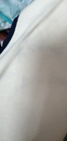 已拿回来洗，是衣服脱色，还是本身衣服有混合色。无法理解