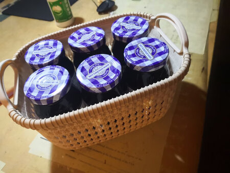 小筐正好放刚买的6瓶果酱，这个可以放洗漱瓶子等。容量大小合适。清洗方便，价格合适。