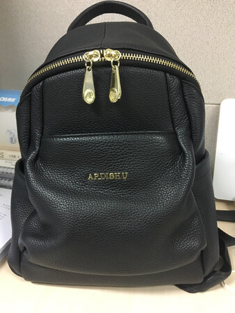 挺好看的啊，摸着手感也很舒服，包不大，但是能装不少东西
