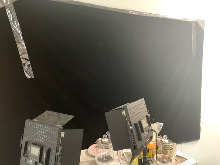 京东的物流真的是所有电商里面最快的 ，因为公司急用所以隔天就送到了，送货上门的速度也是杠杠的，而且包装很好，公司的拍摄比较简陋，虽然是用透明胶粘的，但是视频拍起来真的很好，不漏光不反光，就是要选这款的！