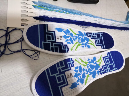 鞋垫是全棉的，质量好，但是绣两股线线不够，怎么配线呀