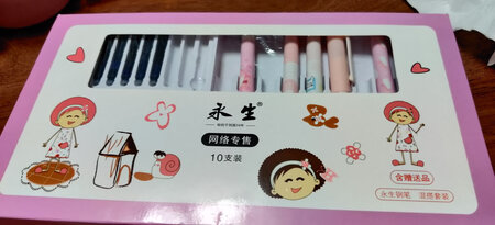 做工质感：英雄永生，从小就用，质量都是杠杠的！
颜值包装：没毛病，纸盒，卡位，一目了然，女孩的粉色配色，可爱温馨。
字迹粗细：两种笔尖，满足老师的要求！老师要求包尖的
其他特色：墨囊安装简易方便，孩子自己就可以完成，出水流畅，不堵塞，不用甩笔，赞一个！