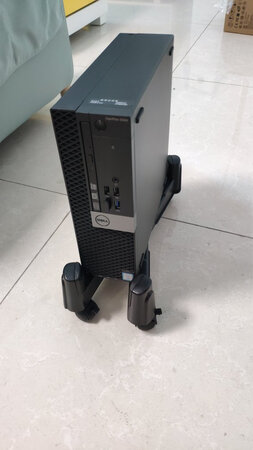 机箱架为全塑料材质，可根据机箱尺寸大小以不同角度X型打开，内有分段阻尼，配备5个轮，插上即可，安装简单。台式机标准机箱，中小尺寸机箱，微塔式机箱都可配这款机箱架，那种mini机箱(类似thinkcenter M910x）就没必要了