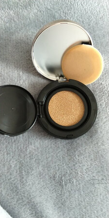 外形外观：跟别家产品好像没啥区别，没什么好评价的。
产品质感：质感的话。我个人认为还好，毕竟价钱在这放着呢，也没办法要求更多。
遮瑕效果：还是没办法要求更多，价钱价钱价钱，重要的事情说三遍。性价比还可以，以后会考虑买贵一点的。