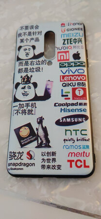 本来以为是硬壳，拿到手之后居然比较软，感觉不错，这壳由内而外散发着一股沙雕气息