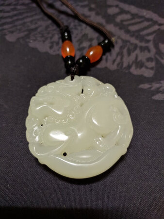 比想象中的要大一点，有分量，做工也很精细，可以拿手上慢慢把玩