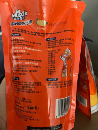 买东西的时候凑单买的，威猛先生的这款厨房油污净确实很好用，家里一直在用，轻轻喷2下，帕子一擦，老油垢都可以洗掉，超级神奇。只是之前家里是用的瓶装的，这次才发现原来还有这种补充装，便宜划算，质量不减，多买点存着慢慢用。