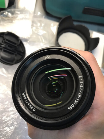 暂时还没去拍照，之后拍照会进行追评，镜头很新，应该是正品，镜头没有明显的使用痕迹，因为是拆机版，所以商家自己配的下面的镜头保护盖可能有点旧，不过不碍事，总体来说很满意。