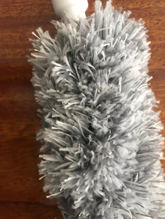 这款掸子挺好用的，比一般的鸡毛掸子好，不会掉毛，可以水洗，还可以随意弯曲，有配伸缩杆，高的地方不用爬上爬下，特别是吊顶的位置，湾一下就可以打扫到里面，很方便，打扫卫生容易多了！京东的自营快递很快！方便，值得推荐一下！