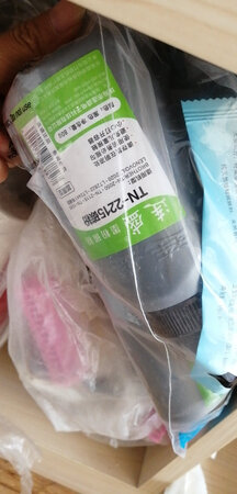 真挺不错的，打开看了，里面有纸巾，是一个湿巾，拿来擦手很好，还有一个口罩，换模时候可以带，这个设计还是跟人性化的，至于墨咋样，因为打印机里还有墨迹，所以还没换么，应该是可以的，毕竟也是品牌，不会太差，