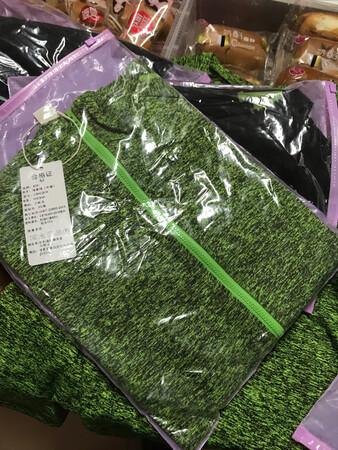 衣服挺好的，质量不错?下次再买，物流公司发的挺快的，