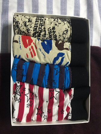 东西收到了，和图片还是有点色差，不过摸着面料挺舒服的，稍微有点异味，建议穿之前好好洗洗