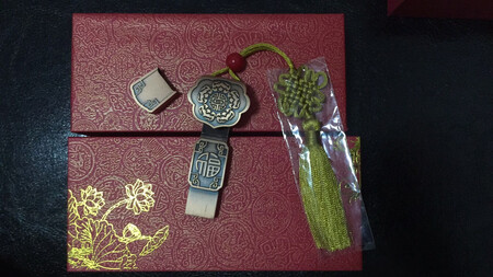 昨晚下单，今天一早就收到了！自留一个，3个送朋友的。惊艳！非常精美，刻字清晰，店家态度很好！点赞