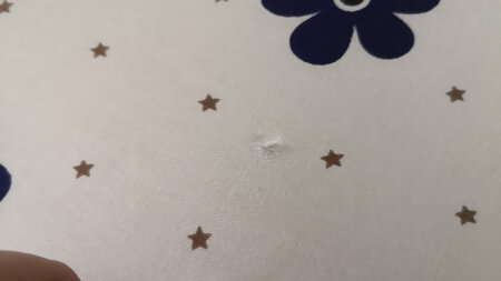 产品材质：发货都不验货吗这么大个洞就直接发过来了？