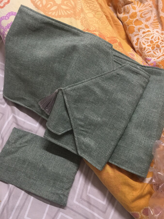 马上搬新家了 所有的东西都要准备起来了 这个桌布一眼就看上了 老公说颜色非常的好 赞一个