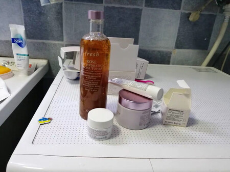 第一次试用这个品牌，水是有一些浓稠，味道很好闻，水和面霜都好用，用了皮肤超级滋润