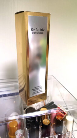 适合肤质：适合女性各种肤质。
产品质感：产品是大品牌有档次，Made in UK联合王国英国制造的哦。
产品香味：香味还不错哦。
使用效果：使用后效果还是满意的。
补水效果：补水效果也不错哦。
其他特色：包装漂亮有档次，女人一般都是喜欢的。京东发货速度很快哦，这款畅销货买到了蛮开心，价格也比其他平台便宜。非常喜欢来京东自营购物，已经买了10年了，我是京东10年的客户了，一路看着京东发展的越来越好。