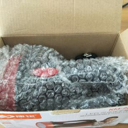 产品材质：外壳是塑料的，整体材质用料还是很不错的，手感很好 光照强度：非常亮，能见度很高，照射距离也很远 续航时间：充一次电，能用很长时间，很方便 产品重量：一点也不重，戴头上或者手提都很方便 电源类型：220V充电，很方便 其他特色：物流很快，已经不是第一次购买了，买过来的目的是用于晚上照明和钓鱼用的，很亮，很不错，价格也很实惠，值得推荐