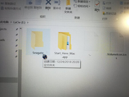外观蛮好看的，不知道打开里面为什么有一个希捷的文件夹，生产日期是2018年好像是中国代理的。