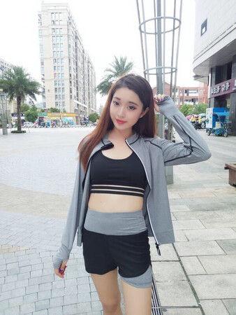 衣服很漂亮，料子柔软舒服，五件套每一件都有单独的袋子装着很有逼格，，外套不会很厚，适合跑步的时候穿，长裤和短裤都是高腰的，可以遮住肚子上的小赘肉，很显身材，小背心也不错，喜欢这种宽肩带的，不会勒，总体来说很值这个价钱，做工精致，很满意