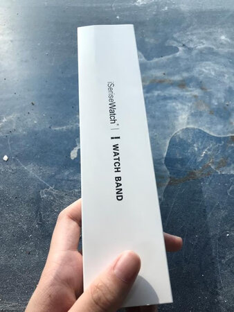 表带质量真好，跟实体店的差不多，简直棒！不亏不亏！连接手表的地方也很贴合。物有所值！总体来说很满意的一次购物