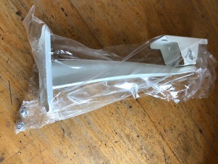 看到有留言说比五金店贵点，但京东建仓、商家入驻的成本也不低啊！既然选择了京东，肯定是认可或者着急用，那么在服务提高的同时，付出更高的价格就是应该的。这款支架是用在室外摄像头补光灯上的，之前买了一个不够用，只送了俩螺丝，底部固定的螺丝没有送，好在自己这有很多，看上去挺结实的，希望能用更久一些吧！