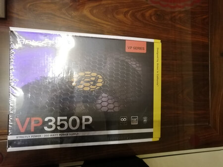 产品包装：包装上十分用心，大气，细致，配件齐全，外包装有时尚感觉。
外形外观：静音大风扇设计，形成热对流风道，将机箱热量抽出。黑色电镀沉稳，有一定份量，用料足。
散热效果：通电几十分钟，电源外壳仍十分清凉，转换效率高。
稳定性能：电流丶由压波动小，主机一直运行稳定！