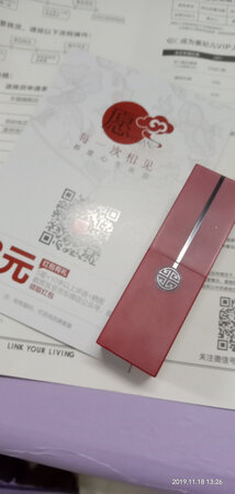 口红颜色好好看，闪闪发光的，番茄色好好看
产品质感：柔顺
产品颜色：番茄色
持久效果：久