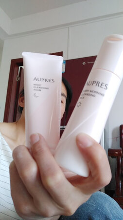 是正品没错，特意先用了在来评价的，泡沫细腻微带清香，洗了脸上不紧绷，很好用，我长用欧珀莱的，但是在网上还是第一次购买，望各位亲亲采纳谢谢！
