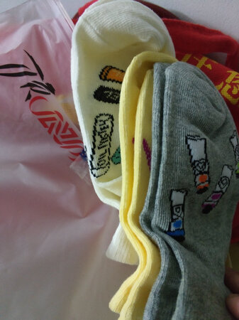 物流很快,包装也很好,跟图片一模一样,图案很可爱,我很喜欢哈哈哈。迫不及待地试穿了,所以照片没拍全?,款式和颜色跟图案一模一样的。穿起来很舒服,长度也刚刚好,挺透气的,不闷脚,也不掉袜,可以搭配运动鞋或者休闲鞋穿都没有问题哦!