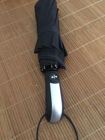 遮阳效果：一般，毕竟不是遮阳伞
防雨效果：还没用过，暂时不知道
尺寸大小：挺大的，两个人一起打完全没压力