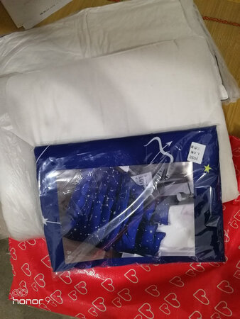 面料材质：颜色面料都比较喜欢，，还好吧！