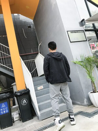 卖家发货速度，裤子很快就收到了，裤子质量很好穿上很舒服，布料摸起来很柔软很舒适，不错的裤子，很合身，还挺显瘦的，质量是没问题的，穿在身上很合身。布料试着还挺透气，很满意的，这种裤子型很百搭，价格比外面实体的优惠很多， 服务态度好给个好评 。
