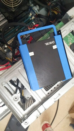 可能是因为是品牌机吧，找不到好的固定位置