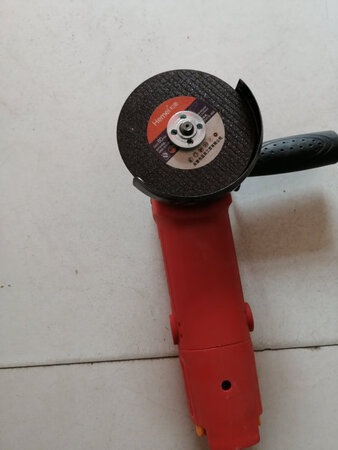 操作控制：手把防护罩齐全，我加装了锯齿片锯木头，好用得很