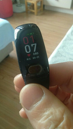 收货后服务骑速佷好，已试戴用过一段时间，手环步数不能在手机QQ同步，其它功能还可以，这给老人家戴了可以的。