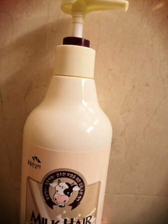 泡沫数量：泡沫丰富
产品香味：淡淡的奶香味
控油效果：洗一次头一般可以管3天
柔顺效果：用完头发很服帖
其他特色：因为用过他们家的沐浴露感觉很好用，所以这次买洗发水试一下，质量一如既往的好。