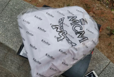 京东自营的商品应该是正品，摸起来感觉不错，确实需要一个大包，很能装，也很实用，也有牌子，不错，哈哈哈哈。