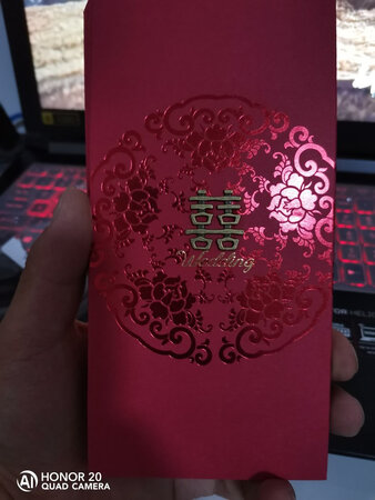 1，颜色方面，实物比宣传的颜色要深很多，没有达到想要的效果！
2，外观及空间方面，感觉空间还是挺足的，红包的外观样式也是挺不错的，就是颜色或许深，反而没有多么好看了！
3，物流运输方面，还是挺好的！速度也挺快，没有任何损坏！