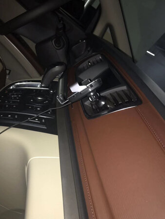 换了华为mate30pro 手机有了无线充电功能，一定要买个无线车充嘚瑟嘚瑟啊。趁着双十一的活动，一下买了两个，一辆车一个。客服很耐心帮我解决了无线充不上电的问题，原来是点烟器的头输出电压不够，有破费39换了个充电头也能无线充电。大家一定要看看自己的充电头支持不支持啊！