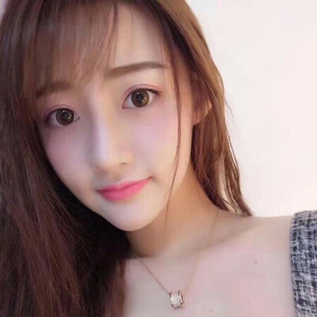 项链款式简单大方，戴上时尚显气质，配什么衣服都好看，非常喜欢，款式新颖时尚，是正品，包装精美，快递速度快，很喜欢。